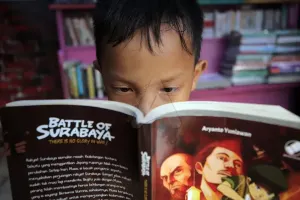 Seseorang sedang asyik membaca (Sumber: ayobandung.com | Foto: Kavin Faza)