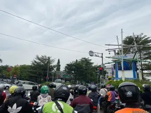 Salah satu titik yang sering mengalami kemacetan parah di Kota Bandung, persimpangan lampu merah di Jalan Djunjunan. (Sumber: ayobandung.id | Foto: Ikbal Tawakal)