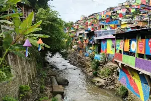Kawasan permukiman di pinggiran Sungai Cikapundung, Bandung. (Sumber: ayobandung.com | Foto: Gilang Fathu Romadhan)