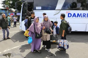 Suasana arus balik mulai terlihat di Terminal Cicaheum, Kota Bandung, Selasa 24 Maret 2026. (Sumber: Ayobandung.com | Foto: Irfan Al-Faritsi)