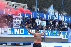 Persib Nu Aing sebagai bentuk ikrar dan menunjukkan rasa cintanya pada Persib. (Sumber: Ayobandung.id | Foto: Arif Rahman)