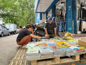 Lapak buku Wawan menjadi sudut kecil bagi pemburu bacaan di tengah ramainya Jalan Kautamaan Istri. (Sumber: ayobandung.id | Foto: Ilham Maulana)