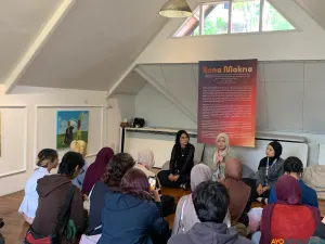 Suasana pameran “Rona Makna” di Howl Library and Creative Space dipenuhi interaksi hangat antara karya dan pengunjung. (Sumber: ayobandung.id | Foto: Halwa Raudhatul)