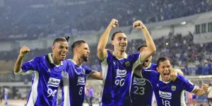 Pemain Persib Bandung melakukan selebarasi saat mengalahkan tamunya Selangor FC dengan skor 2-0, beberapa waktu lalu. (Sumber: ayobandung.com | Foto: Irfan Al-Faritsi)