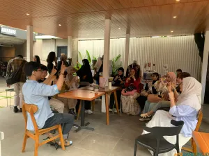 Suasana hangat pertemuan Karya Seni Tuli dipenuhi interaksi melalui bahasa isyarat, tawa, dan semangat berkarya bersama. (Sumber: ayobandung.id | Foto: Halwa Raudhatul)