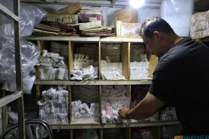 Kenaikan harga plastik di Pasar Kosambi membuat pedagang dan pembeli sama-sama merasakan dampaknya. (Sumber: ayobandung.id | Foto: Irfan Al- Faritsi)