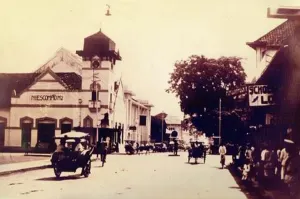 Jalan Raya Pos Bandung masa kolonial. (Sumber: KITLV)