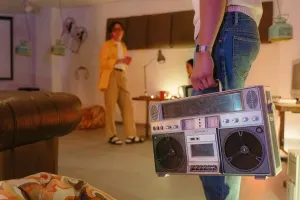 Ilustrasi anak muda tahun 1980-an. (Sumber: Pexels | Foto: MART PRODUCTION)