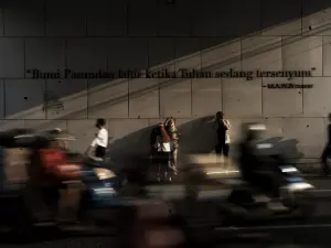 Warga berwisata di Jalan Asia Afrika, Kota Bandung, Minggu, 30 April 2023. (Sumber: Ayobandung.id | Foto: Kavin Faza)