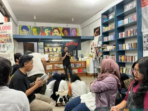 Puluhan penampil memeriahkan Open Mic Vol. 17 Bandung Berpuisi untuk mengekspresikan karya dan merayakan puisi secara langsung. (Sumber: ayobandung.id | Foto: Ilham Maulana)