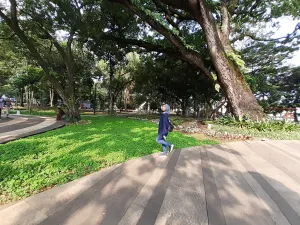 Menikmati suasana taman kota. (Sumber: dokpri | Foto: Sri Maryati)