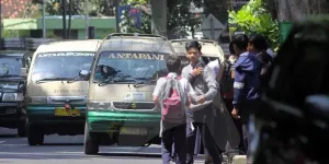 Sejak lama, angkot menjadi bagian dari keseharian mobilitas warga Kota Bandung, meski kini perannya mulai tergeser oleh moda transportasi umum daring. (Foto: Irfan Alfaritsi/ayobandung.com)