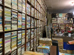 Di sudut Dipatiukur, DU 68 Musik menjadi tempat singgah para pencinta musik analog. (Sumber: ayobandung.id | Foto: Halwa Raudhatul)