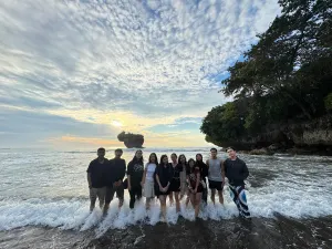 Pantai Madasari di pagi hari dengan suasana tenang dan nyaman. (Sumber: Dokumentasi Penulis | Foto: Pernando Aigro S)