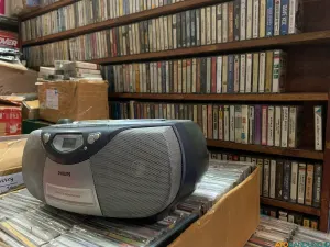 Koleksi kaset lama di DU 68 Musik. (Sumber: ayobandung.id | Foto: Halwa Raudhatul)