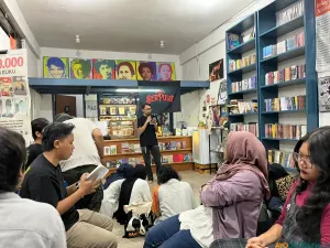 Puluhan penampil memeriahkan Open Mic Vol. 17 Bandung Berpuisi untuk mengekspresikan karya dan merayakan puisi secara langsung. (Sumber: Ayobandung.id | Foto: Ilham Maulana)