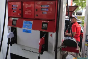 Warga mengeluhkan kenaikan harga BBM non-subsidi yang dianggap mencekik dan berharap pemerintah lebih bijak dalam menetapkan regulasi harga. (Sumber: ayobandung.id | Foto: Irfan Al Faritsi)