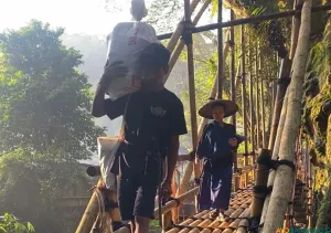 Di tanah Baduy, kesetaraan laki-laki dan perempuan tak diperdebatkan, melainkan dijalani dalam keseharian yang sederhana dan harmonis. (Sumber: Ayobandung.id | Foto: Dian Naren Prastiti)