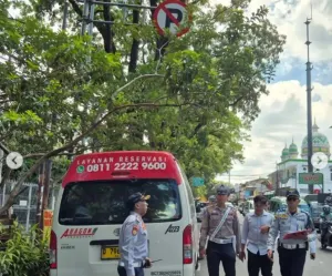 Penindakan praktik parkir liar terhadap sejumlah perusahaan travel di Jalan Dipatiukur, Kota Bandung. (Sumber: Instagram/@infobandungkota)