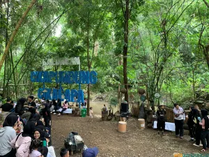 Pengunjung beraktivitas di bantaran Sungai Cikapundung, Cikalapa pada Minggu 19 April 2026. (Sumber: ayobandung.id | Foto: Halwa Raudhatul)