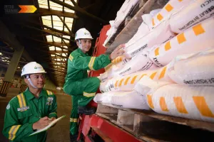 Ilustrasi pekerja yang tengah mempersiapkan bahan baku (Sumber: petrotrainingasia.com)