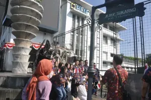 Keramaian kawasan Cikapundung Bandung yang menjadi salah satu pusat aktivitas kota. (Foto: Agus Wahyudi)