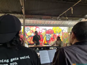 Hawe Setiawan membedah peta rahasia Bandung di balik lembaran novel Ateis. (Sumber: ayobandung.id | Foto: Ilham Maulana)