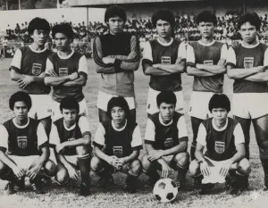 Persib Piala Soeratin 1980 diperkuat Ade Mulyono, Yusuf Bachtiar, Ajat Sudrajat, Wawan Hermawan(kiper), Wawan Karnawan, dll. (Sumber: Facebook | Foto: Planet Bola)