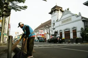 Di tengah hiruk pikuk Bandung, ada mereka yang terus bekerja agar kota tetap hidup. (Sumber: Unsplash | Foto: Abdul Ridwan)