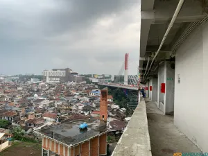 Sisi luar rumah deret Tamansari yang menghadap ke Selatan dengan latar belakang Jalan Layang Prof. Dr. Mochtar Kusumaatmadja (Pasuptai). (Sumber: ayobandung.id | Foto: Halwa Raudhatul)