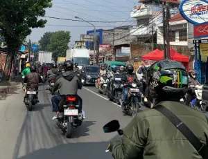 Kemacetan kendaraan mengular di salah satu ruas jalan di Bandung, mencerminkan padatnya mobilitas warga di tengah aktivitas harian. (Sumber: Magang Ayobandung | Foto: Miftahul Rizki)