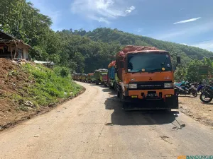 Aktivitas pengangkutan sampah menuju TPA Sarimukti di Kecamatan Cipatat, Kabupaten Bandung Barat (KBB) pada Selasa 6 Mei 2025. (Sumber: ayobandung.id | Foto: Restu Nugraha Sauqi)