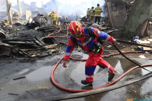 Petugas Pemadam Kebakaran dan Penyelamatan Kota Bandung melakukan pendinginan pada kios material barang bekas yang terbakar di Jalan Soekarno-Hatta, Kota Bandung, Kamis 26 Maret 2026. (Sumber: ayobandung.id | Foto: Irfan Al Faritsi)