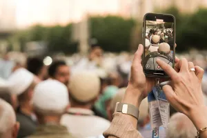 Internet tidak hanya membangun hubungan kolaboratif antar-pengguna secara individual, tetapi juga “merekam” serangkaian tindakan online kita setiap hari. (Sumber: Pexels | Foto: Şevval Pirinççi)