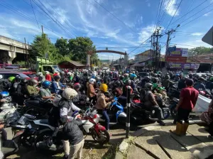 Kepadatan arus lalu lintas di Jalan Raya Cimareme, Kabupaten Bandung Barat. (Sumber: Ayobandung.com/Restu Nugraha)