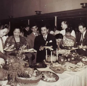Momen jamuan makan malam resmi pada Konferensi Asia-Afrika (KAA) di Hotel Savoy Homann, Bandung, pada 19 April 1955. (Sumber foto: Arsip Nasional Republik Indonesia)
