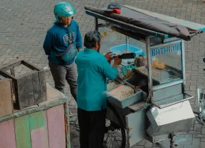 Pedagang batagor. (Sumber: Unsplash | Foto: Reyhan Aviseno)