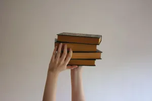 Ilustrasi buku sastra. (Sumber: Pexels | Foto: Alexandra Krainyukhova)