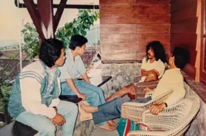 Tim pengisi acara Ganesha Iwan Fals berkunjung ke kediaman Iwan Fals di Cipanas, Puncak. Dari kiri ke kanan: Arif (GIF), Denny GIF (penyiar Radio Ganesha Bandung), Iwan Fals, dan Bram (sahabat karib Iwan Fals dari Bandung). (Foto: Kemal Ferdiansyah)