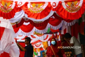 Beragam bendera merah putih yang dijual para pedagang selama bulan Agustus. (Sumber: Ayobandung.com | Foto: Irfan Al-Faritsi)
