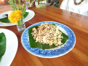 Karedok (salad sunda) di Indonesia. (Sumber: Wikimedia Commons | Foto: Gunawan Kartapranata)