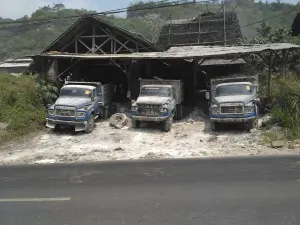 Beberapa truk bayawak pengangkut batu kapur terparkir di wilayah Cipatat Kabupaten Bandung Barat. (Sumber: ayobandung.com | Foto: Ananda)