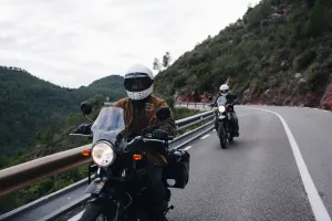 Touring bukanlah sekadar hobi berkendara yang menguras materi, melainkan ruang sosial dan psikologis. (Sumber: magnific.com | Foto: bublikhaus)