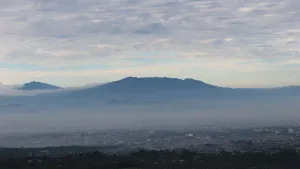 Foto Pemandangan Gunung Puntang diambil dari Gunung Batu Lemabang. (Sumber: Dokumentasi Penulis | Foto: Rio Praja)