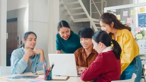 Pengalaman organisasi dapat menjadi proses pembelajaran yang membantu mahasiswa mengembangkan employability skills sebagai bekal menghadapi dunia profesional. (Sumber: magnific.com | Foto: tirachardz)
