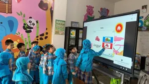 Pembelajaran interaktif anak-anak usia dini menggunakan Papan Interaktif Digital melalui platfrom Game Edukasi Paudpedia. (Sumber: Dokumentasi kemdikbud.go.id | Foto: Kementerian Pendidikan, Kebudayaan, Riset, dan Teknologi)