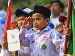 Acara pengibaran bendera Merah Putih berukuran 10×18 meter di Tebing Hawu, Kabupaten Bandung Barat, Senin 17 Agustus 2026. (Sumber: Ayobandung.com | Foto: Irfan Al-Faritsi)