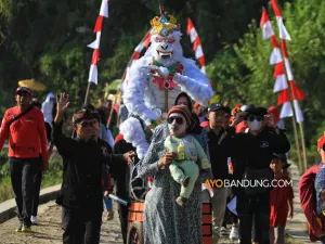 Parade jampana saat melintas di Kampung Cidadap, Desa Padalarang (Sumber: ayobandung.com | Foto: Irfan Al-Faritsi)