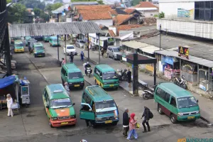 Suasana lengang di Terminal Cicaheum pada Rabu 22 April 2026. Di tahun 1990-an, angkot berbagai trayek ini berderet rapi dan panjang terutama di jam-jam sibuk. (Sumber: ayobandung.id | Foto: Irfan Al Faritsi)