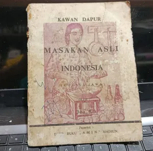 Buku berjudul "Kawan Dapur: Masakan Asli Indonesia (Khusus Jawa)" karya Ida S. yang diterbitkan Toko Buku Amin Madiun. (Sumber: Dokumentasi Penulis | Foto: Badiatul Muchlisin Asti)